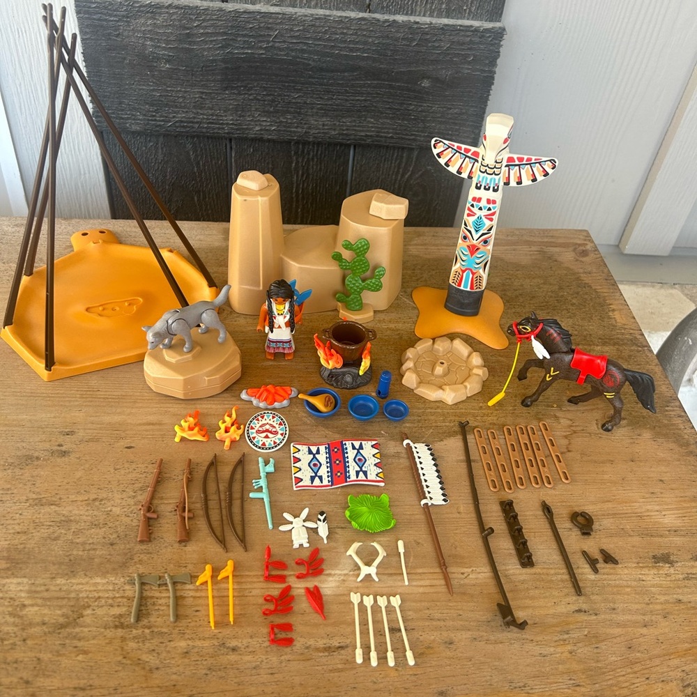 Playmobil 5247 Western Native American Indian Camp weapons Totem Pole 1989 VTG